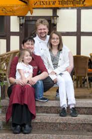 Gruppenfoto Familie Trüter vor dem Landgasthof