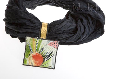 Angela Viain - Schmuck und schwarzes Halstuch