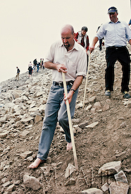 Pilger geht barfuss den Berg herab