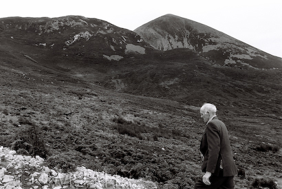 älterer Pilger vor dem Croagh Patrick