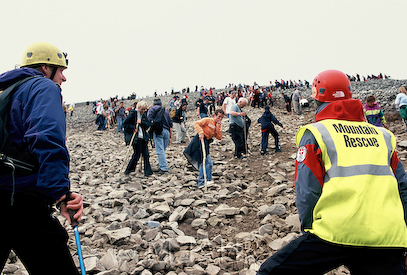 Männer der mountain rescue beobachten das Geschehen